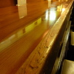 酒房 武蔵 - カウンター（このお店はL字カウンターです。）