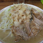 ラーメン二郎 - カエシがかかったもやしとあぶら