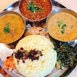 谷中草庵 - 3種盛りカレー   1000円
      左から冬瓜、ビーツ、なす、オクラのサンバルと
      坦々カレーと白エビカレー
      富山産コシヒカリとパスマティライスを
      合わせたターメリックライス
      トッピング5種