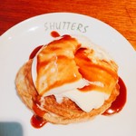 SHUTTERS - ★★★★アップルパイ 966円 上にたっぷりのバニラアイスが乗ってて濃厚な味で満足度は高い。