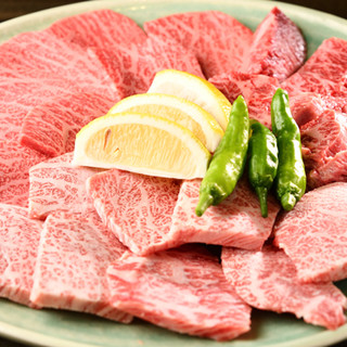 Enjoy meltingly tender Kuroge Wagyu beef at a reasonable price.