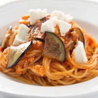 吉田牧場のリコッタチーズと揚げ茄子のトマトソース　スパゲッティーニ