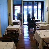 ペルケノー - 右側の壁一面に大きな鏡が設置されているので、広く感じます