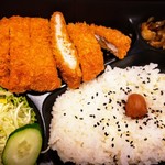 じゃぱん亭 - 料理写真:ロースとんかつ弁当！肉の薄さにびっくり！薄さにも程がある！冷凍ガリガリとんかつ！何が手作りやねん！