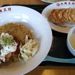 大阪王将 - ゴールデン炒飯餃子セット。