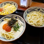 Marugame Seimen - クリーム釜玉はレジ前のコーナーでクリームソースをかけます