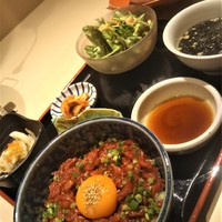 牛刺しと焼肉 仔虎 クリスロード店 - 定食のご飯はミニユッケ丼にChange