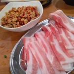 元祖台湾もつ鍋 仁 - トッピングの豚バラ肉と台湾ミンチ
