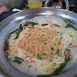 元祖台湾もつ鍋 仁 - 塩もつ鍋のラーメン