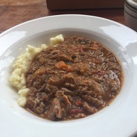 バル デ エスパーニャ ムイ 東京店 - 牛肉のバスク風煮込み