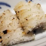 馳走 啐啄一十  - (05)鱧(愛媛県伊予灘産)の炭火焼き落とし
      鱧の産卵期は夏、旬は初夏と晩秋の2回
      丁寧に骨切り後、表面をパリッと炭火で焼いてありますが、中身はしっとりとした食感が残っており、複雑な味わいが楽しめます