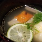 馳走 啐啄一十  - (08)炭火焼き金目鯛(10日熟成)、車海老(熊本県天草産)の真薯、木耳、利尻昆布と鮪節の出汁のお椀
      炭火焼き金目鯛は、皮目が芳ばしく濃厚な旨みと甘さ
      車海老の真薯は甘みが拡がります