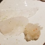 馳走 啐啄一十  - (09)虎魚(2日寝かせ)、逆目切り【手前】
      (10)虎魚(2日寝かせ)、純目切り【奥側】