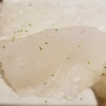 馳走 啐啄一十  - (09)虎魚(愛媛県興居島産、2日寝かせ)、逆目切り【手前】
      本来は純目で切り分けるのが正しいのですが切って直ぐに食べるならば逆目の方が細胞が崩れて旨みが拡がり易くなるのだそう
      食べ比べると分かります