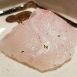 馳走 啐啄一十  - (11)赤甘鯛(静岡県駿河湾産、サスエ前田魚店、5日寝かせ)
      産卵期は夏～秋、旬は冬～春
      上品な脂の旨みと甘みが特に印象的。
      軟らかいですがダレてなく、モチモチ感があり素晴らしい食感です。