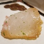 馳走 啐啄一十  - (12)真鯛(山口県周防大島産、5日寝かせ)のヅケ、青柚子皮掛け
      産卵期は春～初夏、旬は秋～晩冬
      山口県周防大島の真鯛は小魚を食べており旨みよりも脂のりの甘みが印象的。
      それはヅケになっても明確です。