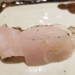 馳走 啐啄一十  - (13)炙り赤鯥(山形県庄内産、6日寝かせ)
      産卵期は初夏～初秋、旬は晩秋～晩冬。
      皮付きの赤鯥を炙り、脂を活性化させてから登場。
      日本海北部は旨みより脂のりの強さに特徴があります。