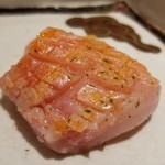 馳走 啐啄一十  - (14)炙り金目鯛(静岡県駿河湾産、サスエ前田魚店、10日熟成)
      産卵期は夏、旬は秋～晩冬
      産卵期の禁漁期間を明けたばかりで脂のりはまだ回復していませんが包丁を細かく入れ旨みを感じ易くしてあります