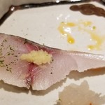 馳走 啐啄一十  - (15)真鯵(愛媛県来島海峡産、3日寝かせ)、軽く〆て生姜添え
      来島海峡の根付き真鯵は海老蟹を食べるので旨みが濃い
      更に寝かせにより旨みを引き出し、更に酢で軽く〆てあり爽やかな後味を感じます