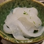 馳走 啐啄一十  - (16)槍烏賊(福岡県北九州産、5日寝かせ)
      産卵期は初春～夏、旬は秋～冬、寿命は1年
      剣先烏賊より胴が細く身の甘みは穏やか
      烏賊類は寝かせで旨みがより深くなるのですが技術力で極上に仕上げてあります♪