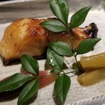 馳走 啐啄一十  - (19)炭火焼き黒鯥(静岡県駿河湾産、サスエ前田魚店)、蓮芋、煮生姜
      産卵期は春～初夏、旬は秋～初冬