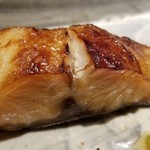 馳走 啐啄一十  - (19)炭火焼き黒鯥(静岡県駿河湾産、サスエ前田魚店)
      クロムツは箸を入れると蒸気が立ち昇り、皮はパリパリ、脂のりも良く美味しい～♪
      しっかりと存在感がある脂の旨みが口の中で爆発します。