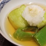 馳走 啐啄一十  - (20)炭火焼き白茄子、万願寺唐辛子の揚げ浸し、ヨモギの生麩、真昆布&いりこ、鰹節、鯖節、あご節の出汁のお椀
      お出汁の澄んだ味わいを楽しむために野菜のみの食材を使うのも良いですね。