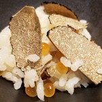 馳走 啐啄一十  - (23)夏トリュフご飯(プレーン)、毛蟹入り、初イクラ掛け
      夏トリュフの軽やかな薫りが立ち昇り、新鮮なイクラがプチッとした食感とコクを加えます。