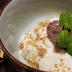 馳走 啐啄一十  - (24)白胡麻プリン、小豆餡載せ
      モチモチぶるぶるな食感と控えめな甘さ。
      な口溶け。
      こし餡も溶ける様な円やかさ。
      白胡麻の香りが宴の終演を彩ります。