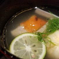 馳走 啐啄一十  - (08)炭火焼き金目鯛(10日熟成)、車海老(熊本県天草産)の真薯、木耳、利尻昆布と鮪節の出汁のお椀
                      炭火焼き金目鯛は、皮目が芳ばしく濃厚な旨みと甘さ
                      車海老の真薯は甘みが拡がります
