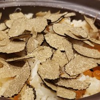 馳走 啐啄一十  - (23)夏トリュフご飯(プレーン)、毛蟹入り、初イクラ掛け
                    夏トリュフの軽やかな薫りが立ち昇り、新鮮なイクラがプチッとした食感とコクを加えます。