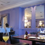 ラ ターブル ドゥ ジョエル・ロブション - 店内は紫色