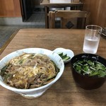 東京そば 幸福 - 他人丼には、お澄ましときゅうりの浅漬けが付いていました（２０１９．９．１３）