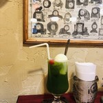 夜もすがら骨董店 - 抹茶クリームソーダ。ミルクセーキと迷ったが