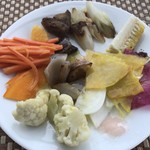 ラ・ソラシド フードリレーションレストラン - サラダビュッフェの一部(人参のオレンジマリネ、焼レンコン、焼ネギ、焼とうもろこし、コリンキ、かぶ、ナス、カリフラワーなど)