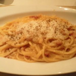 イタリア料理 フィオレンツァ - 有名なカルボナーラ。ランチは１０５０円でパン、ドリンク付き。