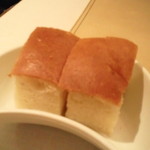 イタリア料理 フィオレンツァ - ランチセットにつくパン（二人分）。ふわふわで美味しかった。