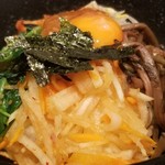 Yakiniku Mitsu - ⑨石焼ピビンパ(2人で1つ)
                        今回は石のどんぶりが超アツアツ！
                        お焦げもしっかり、パリパリ感を楽しみます。