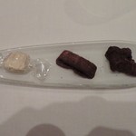 ルコック - ヌガー、オランジェット、チョコの順。