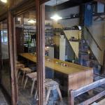 そば切り 蔦屋 - 左の入口から入るとガラス戸の廊下