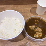 カレーの店ボンベイ - 重なっていた容器を並べて