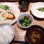 丸の内 タニタ食堂 - 週替わりの「鮭と４種のきのこの豆乳ソース定食」。2012.02.01