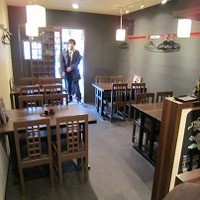 瓦町どら鴨 - 入口近くはテーブル席