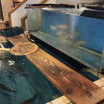 割烹 丸一 - 店内の生簀