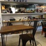 アンツ ミールズ アンド コーヒー バー - 店内
