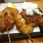 炭火焼鳥 萃 - 左から､イカ･うずら･白身魚 (串揚げも ほぼ1本80円～100円)