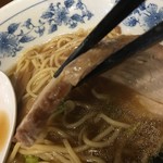 東池袋 大勝軒 - 4枚目のﾁｬｰｼｭｰ厚さ8～10ｍｍ