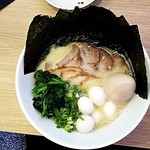 横浜ラーメン みなと家 - 豚骨醤油+うずら+チャーシュー+味玉+ほうれんそう①