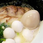 横浜ラーメン みなと家 - 豚骨醤油+うずら+チャーシュー+味玉+ほうれんそう②