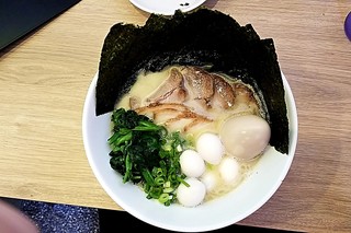 yokohamara-memminatoya - 豚骨醤油+うずら+チャーシュー+味玉+ほうれんそう①